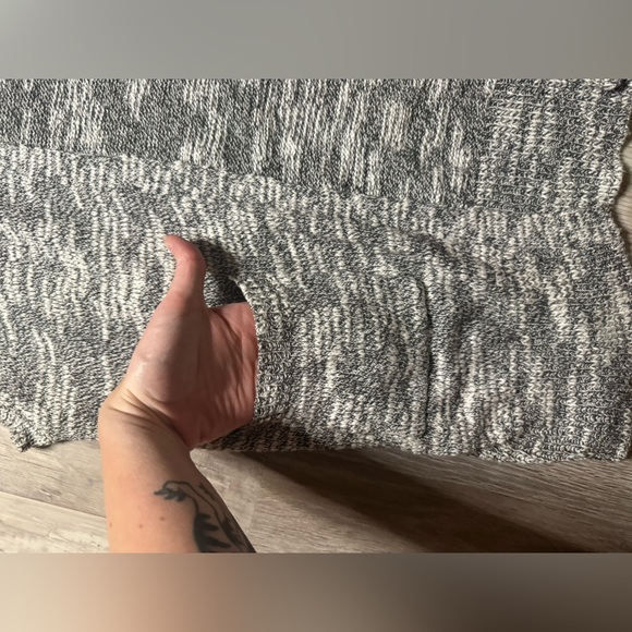 3/$20 Women’s Nollie sweater cardigan - Picture 3 of 8